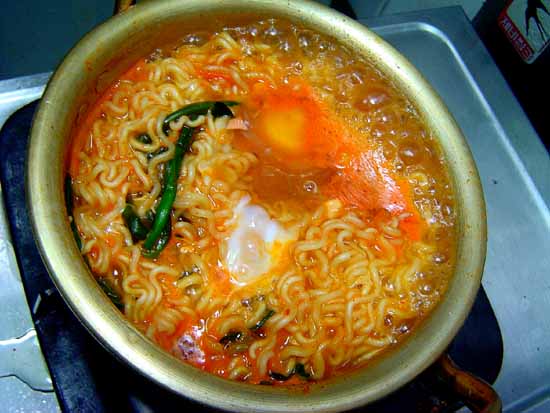 라면은 양은냄비에 끓여야 맛있다. 